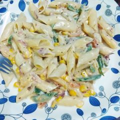 A picture of White sauce pasta.