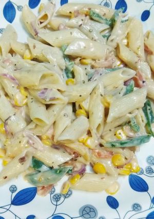 A picture of White sauce pasta.