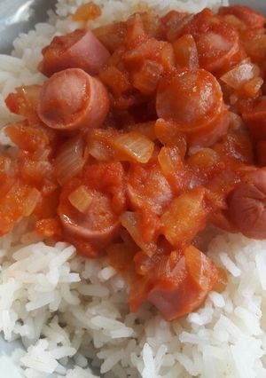 Una foto de Arroz con salsa de salchichas