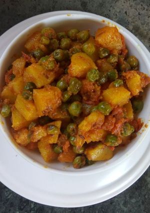 A picture of Jeera aloo matar.