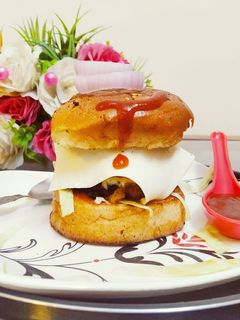 आलू टिक्की बर्गर (Aloo tikki burger recipe in Hindi) रेसिपी मुख्य फोटो