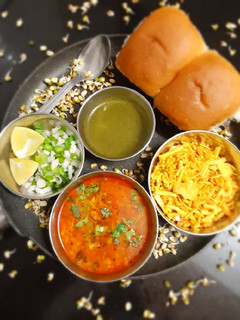 મિસલ પાવ (Misal Pav Recipe In Gujarati) રેસીપી મુખ્ય ફોટો