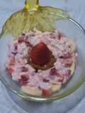Frutillas con banana y crema rosa