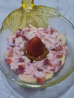 Una foto de Frutillas con banana y crema rosa