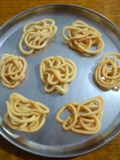 உளுந்து முறுக்கு (Uluthu Murukku recipe in Tamil) செய்முறை முக்கிய புகைப்படம்