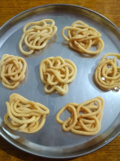 உளுந்து முறுக்கு (Uluthu Murukku recipe in Tamil) செய்முறை முக்கிய புகைப்படம்