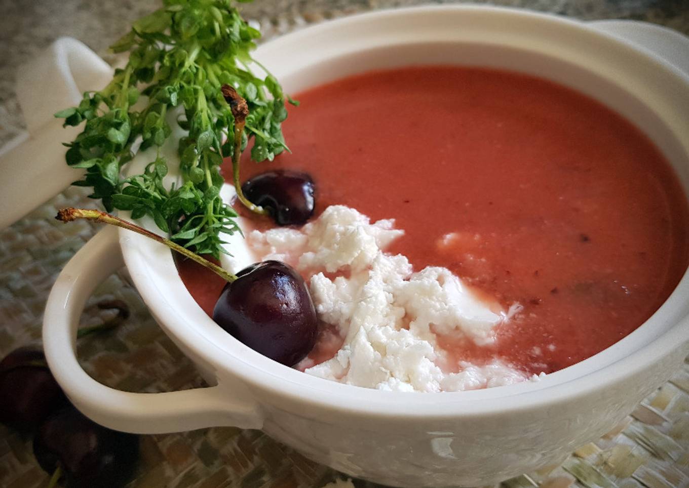 Gazpacho de Cerezas con Queso fresco de Cabra