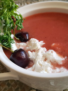 Una foto de Gazpacho de Cerezas con Queso fresco de Cabra