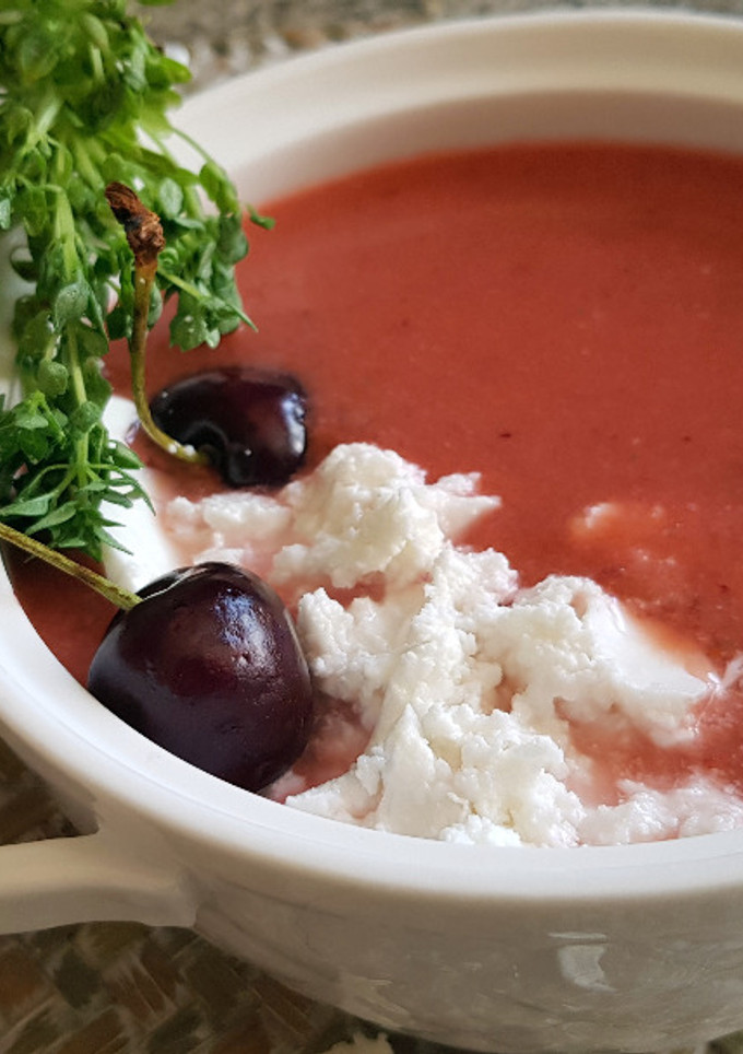 Una foto de Gazpacho de Cerezas con Queso fresco de Cabra