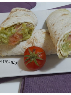 Una foto de Wrap de guacamole y salmón