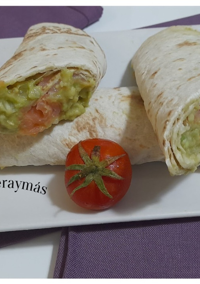 Una foto de Wrap de guacamole y salmón