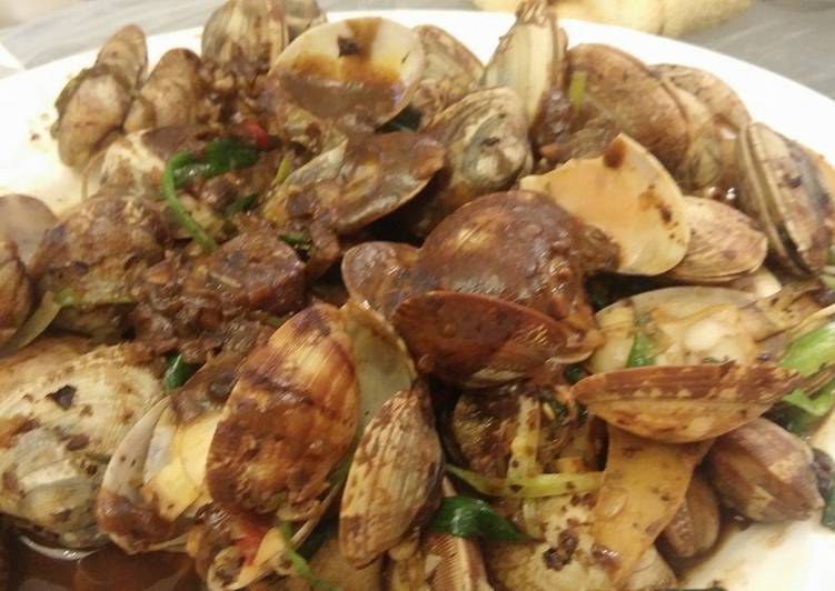 Bagaimana Menyiapkan Tumis kerang (clam)black bean sauce Anti Gagal