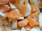 Una foto de ensalada de fruta