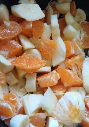 Una foto de Ensalada de frutas con lo que tengo en la heladera 🍌🍊🍊🍎