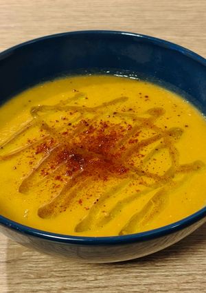 Una foto de Crema suave de lentejas peladas con verduras