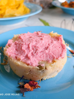 Una foto de Ensalada de patata y encurtidos con huevas de bacalao