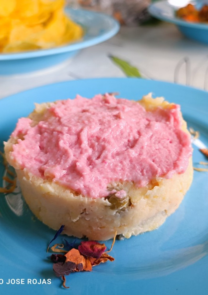 Una foto de Ensalada de patata y encurtidos con huevas de bacalao
