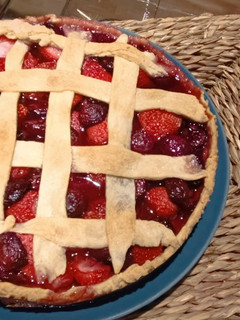 Una foto de Tarta de cerezas y fresas (Cherry pie)