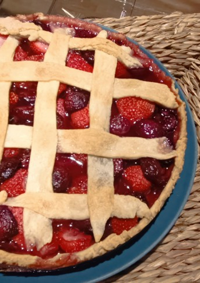 Una foto de Tarta de cerezas y fresas (Cherry pie)