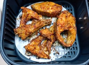 Hình của món Cá chẽm nướng muối ớt bằng nồi chiên không dầu.