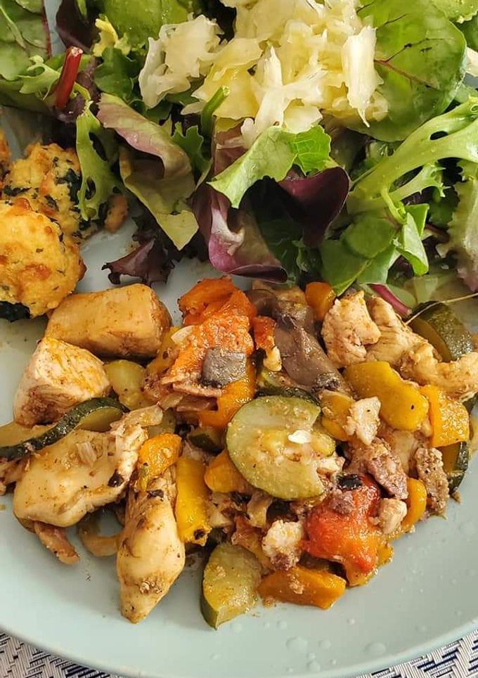 Una foto de María's pollo Alambre