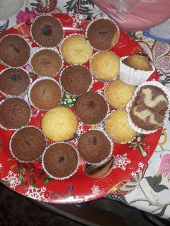 Una foto de Cakes chocolate, vainilla y marmolado 😊
