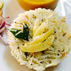 A picture of Raw mango rice Mangai Sadam.