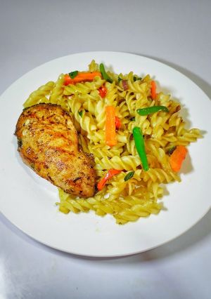 A picture of Fusilli pasta and chicken.