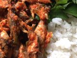 Ikan tongkol suwir pedas