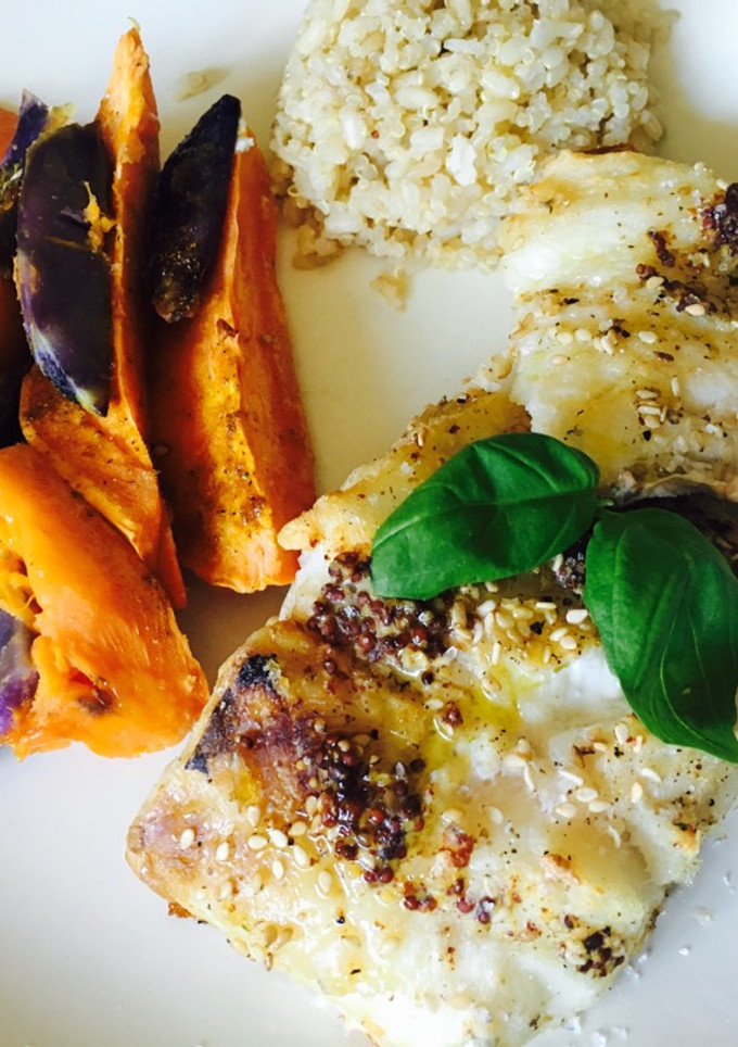 Una foto de Merluza al horno con mostaza y sésamo