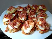 Una foto de pincho de huevo de codorniz