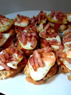 Una foto de Pintxos de huevos de codorniz de mi casa