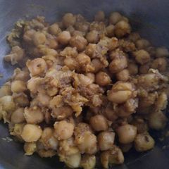 A picture of Dry chana masala.