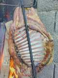 Costillar de cordero al asador, con papas y batata al plomo
