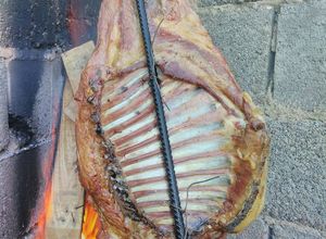Una foto de Costillar de cordero al asador, con papas y batata al plomo