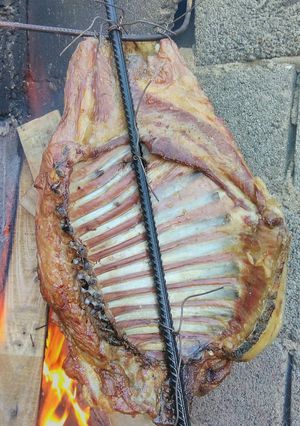Una foto de Costillar de cordero al asador, con papas y batata al plomo