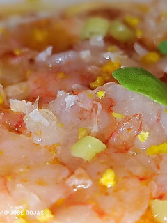 Una foto de Carpaccio de gambita roja en su jugo