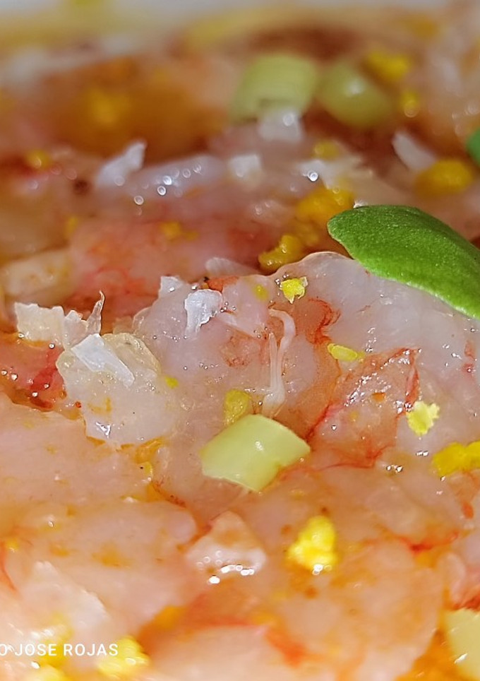 Una foto de Carpaccio de gambita roja en su jugo