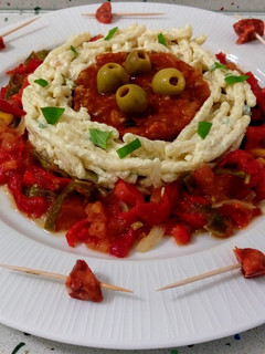 Una foto de Pasta Trofie, pisto, pechuga con tomate y chorizo ibérico