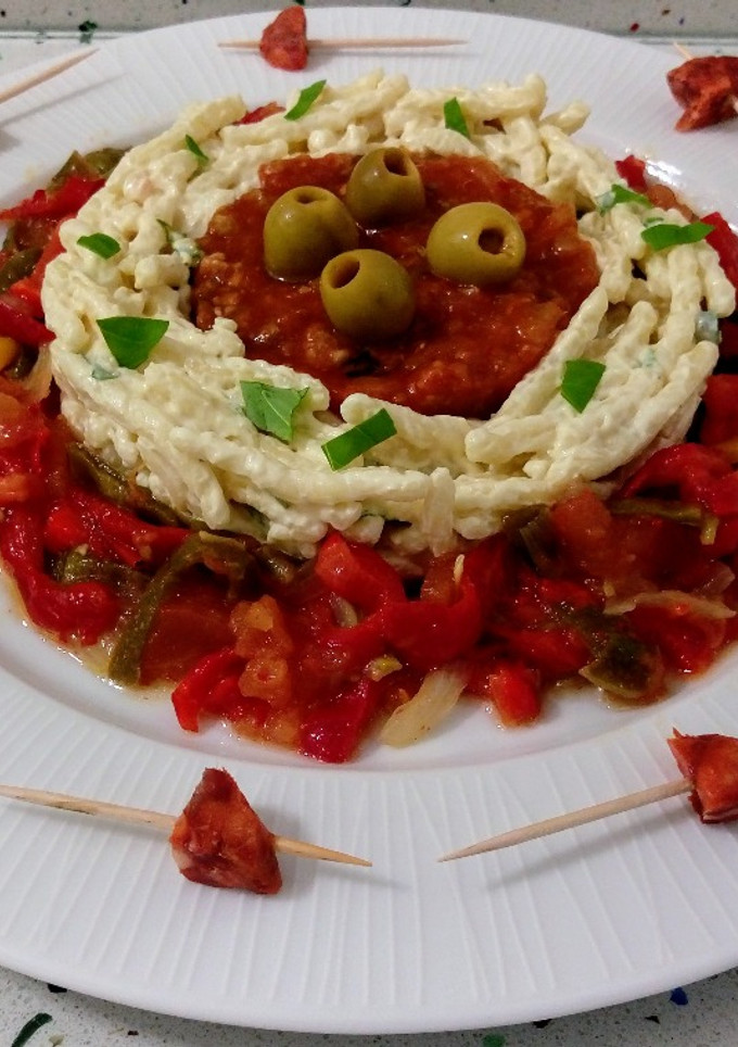 Una foto de Pasta Trofie, pisto, pechuga con tomate y chorizo ibérico