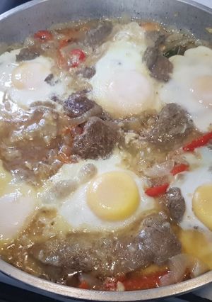 Una foto de Hígado Encebollado con Huevo. Muy rico!