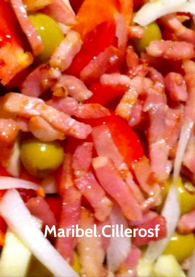 Una foto de Ensalada tricolor con bacon