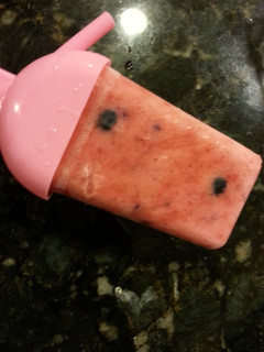 Homemade Strawberry Blueberry Fruit Yogurt Ice Pops-草莓藍莓水果優格冰棒!!! 的食譜成品照片