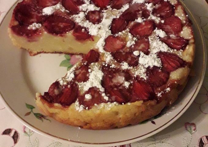 Пирог творожный с яблоками и клубникой в мультиварке