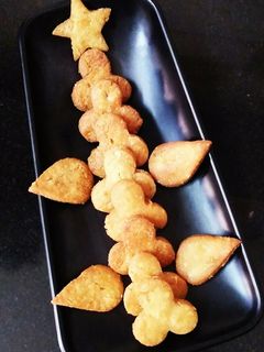 कोकोनट शंकरपाळे (coconut shankarpale recipe in marathi) रेसिपी चे मुख्य फोटो