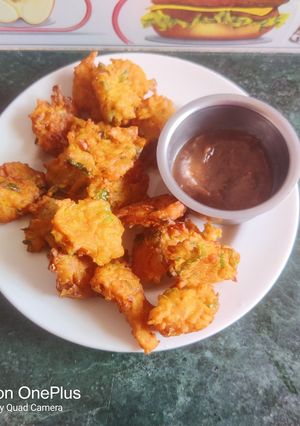 A picture of Fulvada (Rice pakoda).