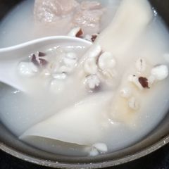 A picture of Chinese Yam Euryale Seeds Pork Shank Soup 淮山茨實豬展湯 Healthy Soup.