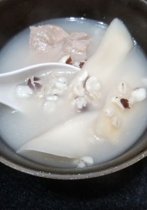 A picture of Chinese Yam Euryale Seeds Pork Shank Soup 淮山茨實豬展湯 Healthy Soup.