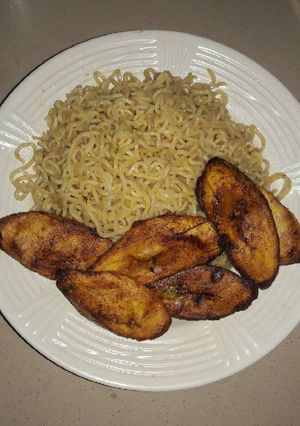 A picture of Fried Indomie and Plantain.