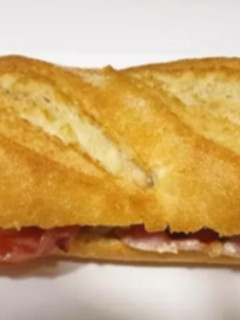 Una foto de Bocadillo de lomo, bacon, queso y huevo